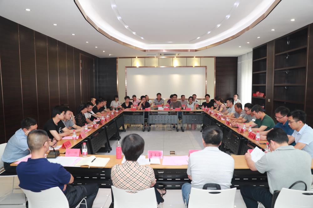 由（縣委常委、政法委書記）官雄主持、黃美萍（縣委書記）蘇建旗（縣長）參加“村企結(jié)對、真情幫扶”簽約授牌儀式、