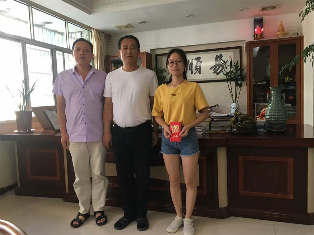 知識改變?nèi)说拿\，公司職工子女考上大學(xué) 單位頒發(fā)助學(xué)金