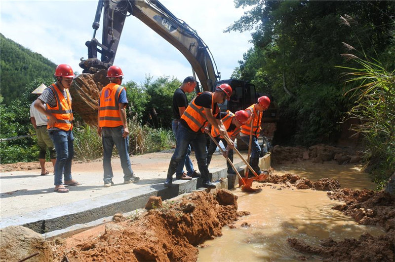 福建易順建筑工程有限公司提供技術(shù)人員和設(shè)備幫助祖墩鄉(xiāng)進行災后重建