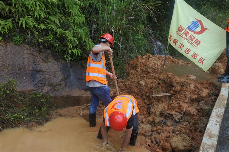 福建易順建筑工程有限公司提供技術(shù)人員和設(shè)備幫助祖墩鄉(xiāng)進行災后重建