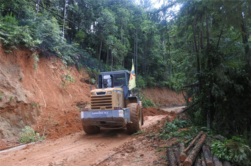 福建易順建筑工程有限公司提供技術(shù)人員和設(shè)備幫助祖墩鄉(xiāng)進行災后重建