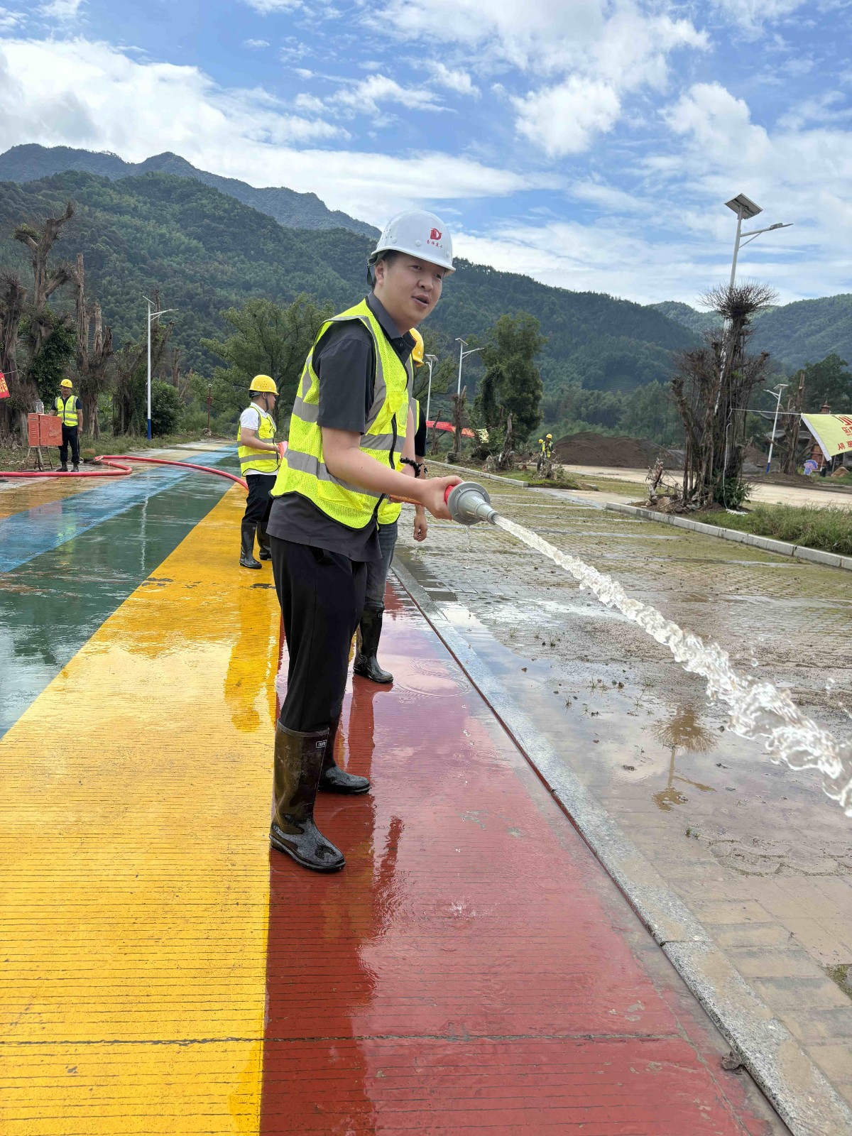 易順建工集團有限公司總經(jīng)理李晉恒率領廣東子公司、廈門分公司負責人馳援梅口埠 助力災后淤泥垃圾清理工作