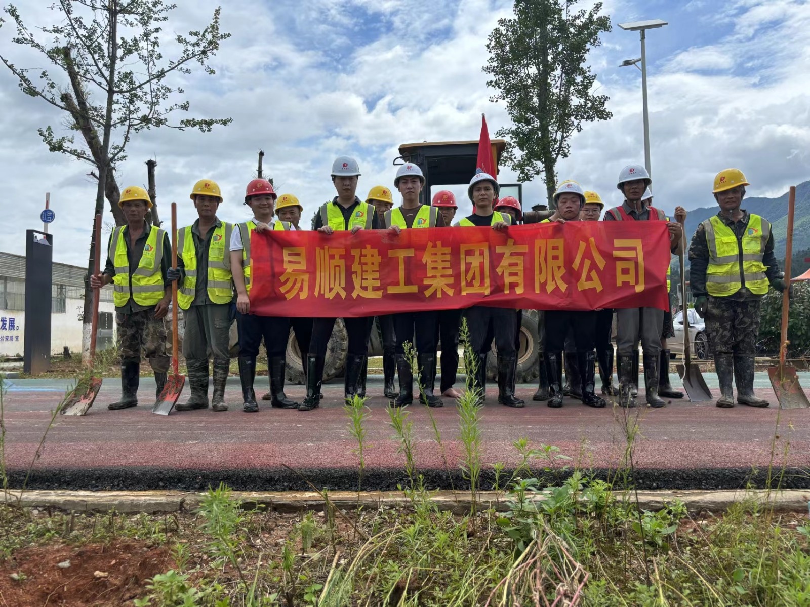 易順建工集團有限公司總經(jīng)理李晉恒率領廣東子公司、廈門分公司負責人馳援梅口埠 助力災后淤泥垃圾清理工作